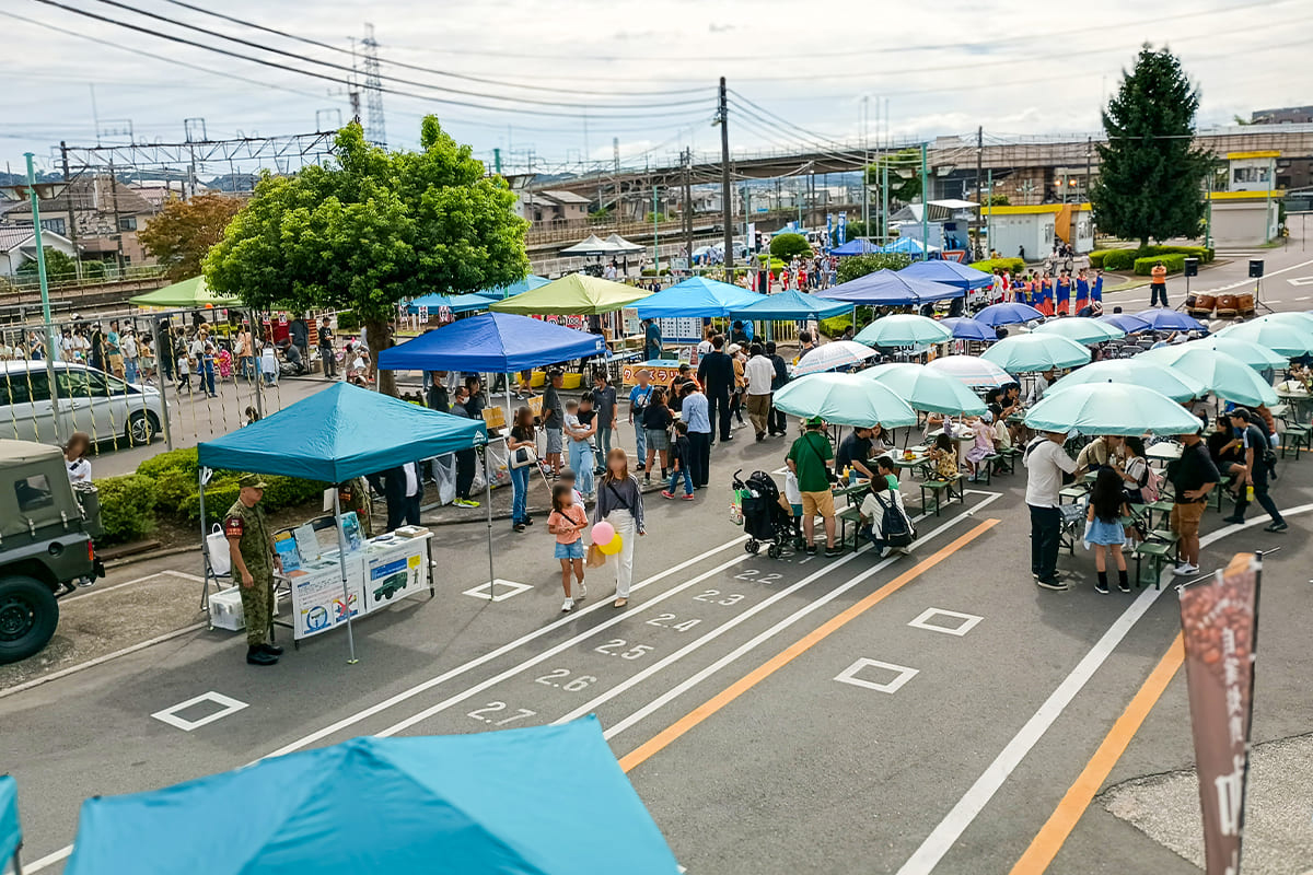 大勢の来場者でにぎわう会場全景