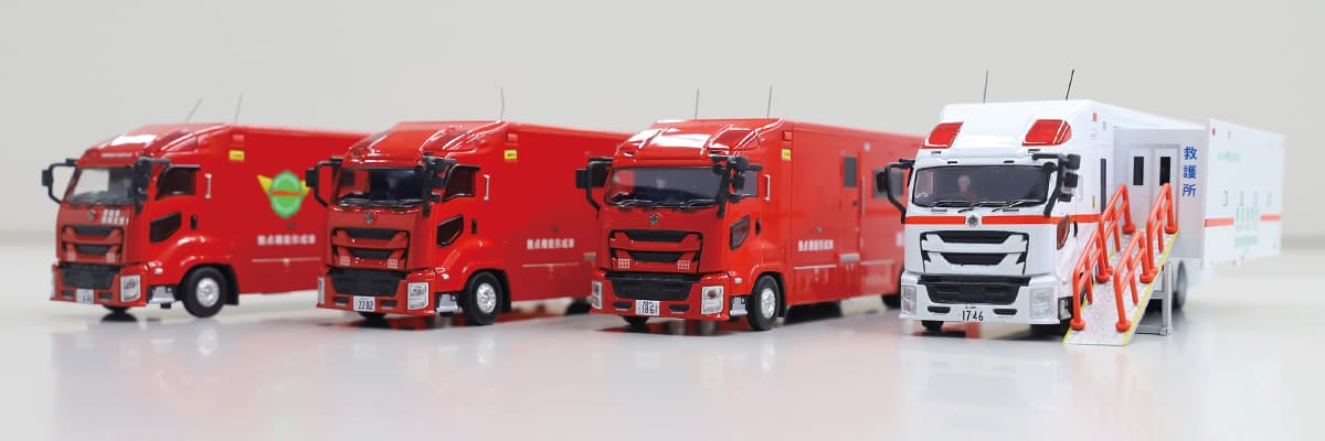 配置を変えて並べた4モデルのカット2