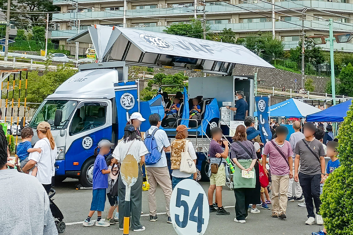 JAFの展示ブース「シートベルトコンビンサー」