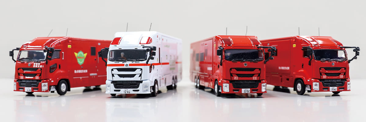 配置を変えて並べた4モデルのカット1