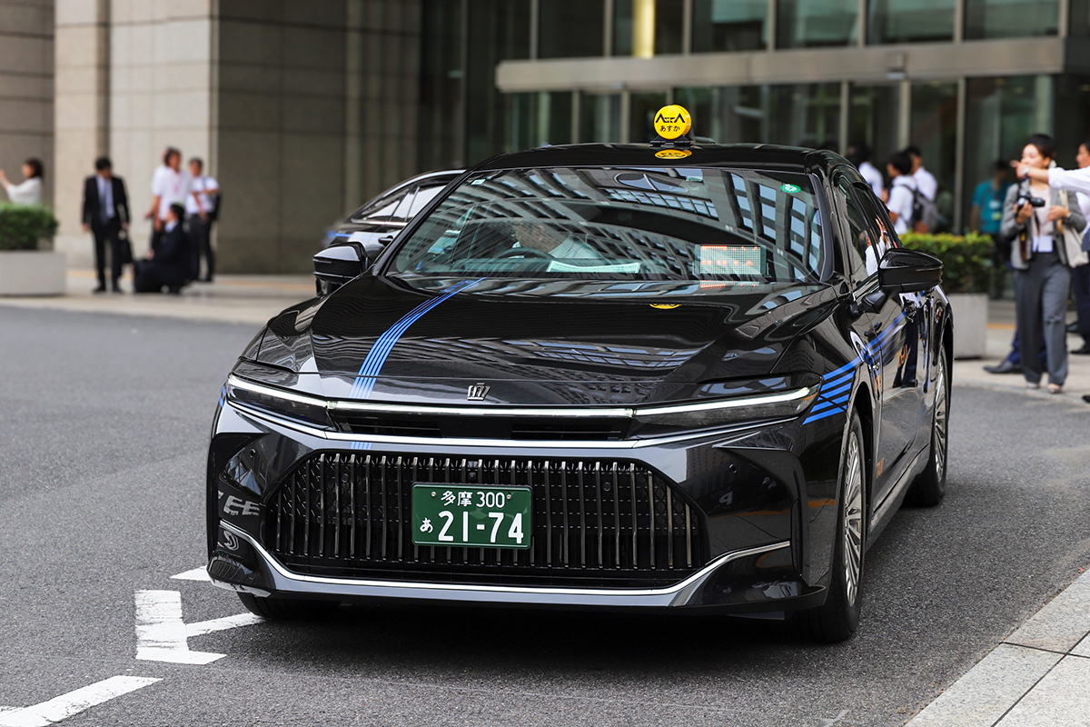 飛鳥交通水素タクシー外観2