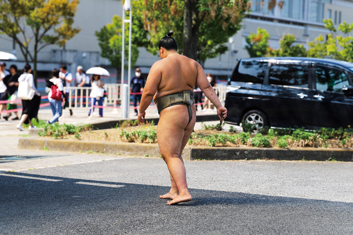 間近にいる力士たち