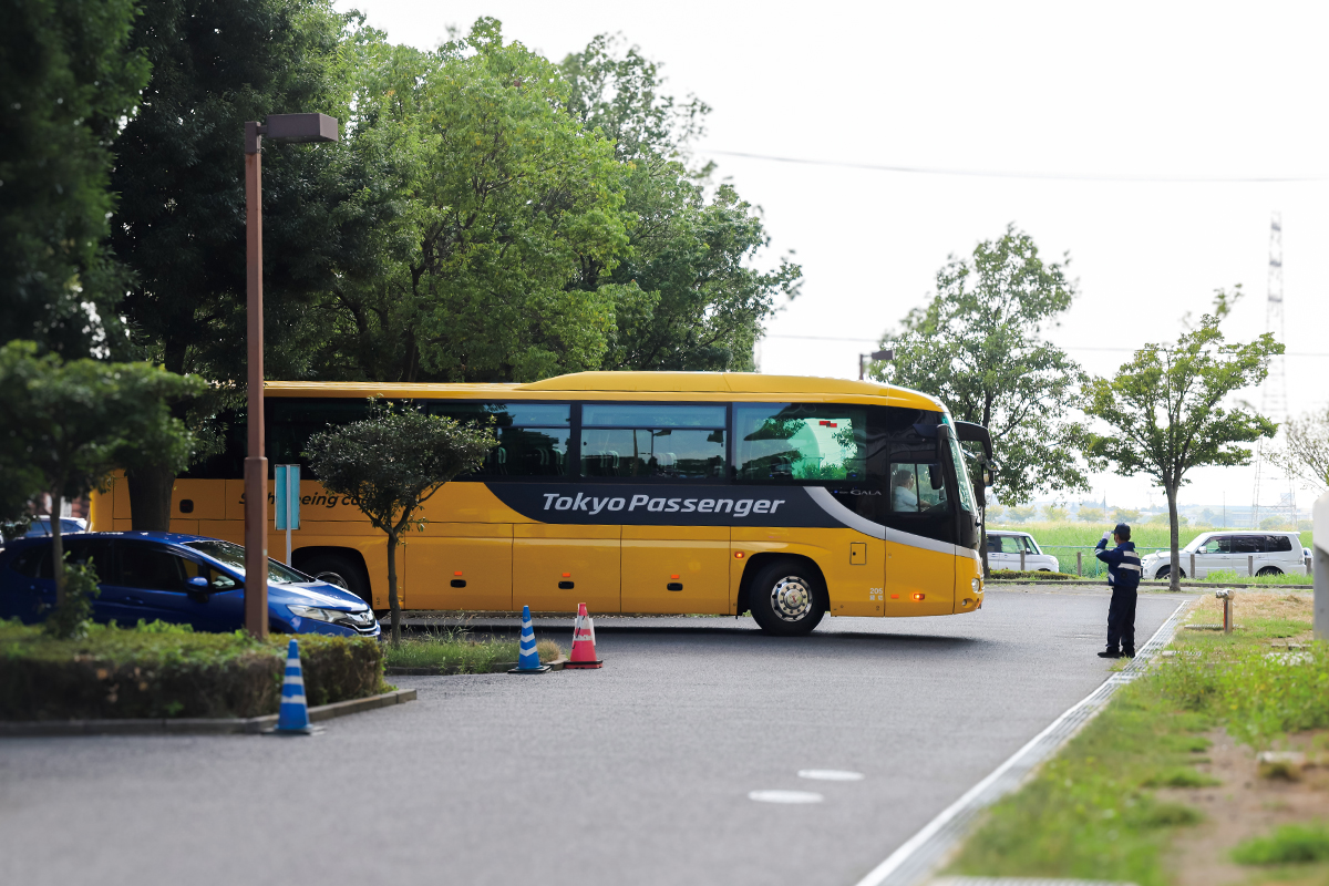 会場裏口の駐車場に到着
