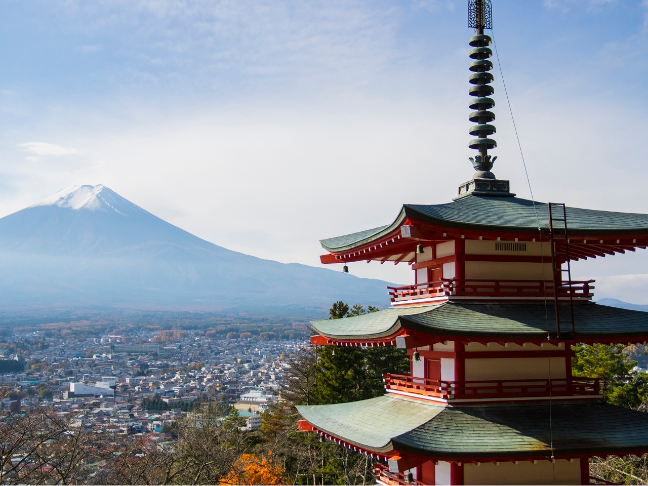 新倉山浅間公園の忠霊塔と富士山