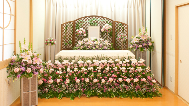 １階 家族葬専用式場 祭壇例